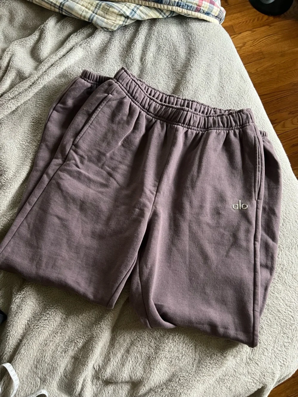 Alo Yoga Women’s Accolade Sweatpants Smokey Quartz Purple Medium